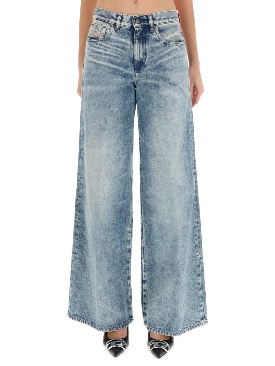 Refresh your wardrobe with the Diesel women's 1978 D-AKEMI" JEANS in DENIM