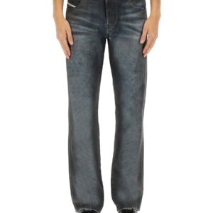 Refresh your wardrobe with the Diesel men's "1993 D-VYL-FSG1" JEANS in DENIM