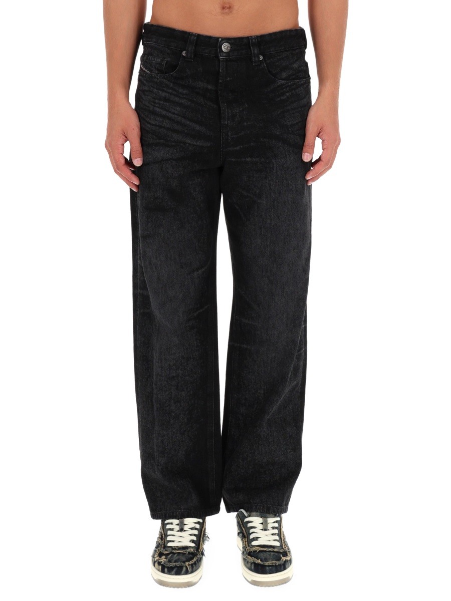 Refresh your wardrobe with the Diesel men's "2001 D-MACRO-FSH" JEANS in DENIM