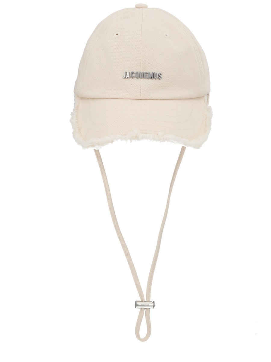 Explore the authentic JACQUEMUS unisex CAPPELLO DA BASEBALL "ARTICHAUT" in White
