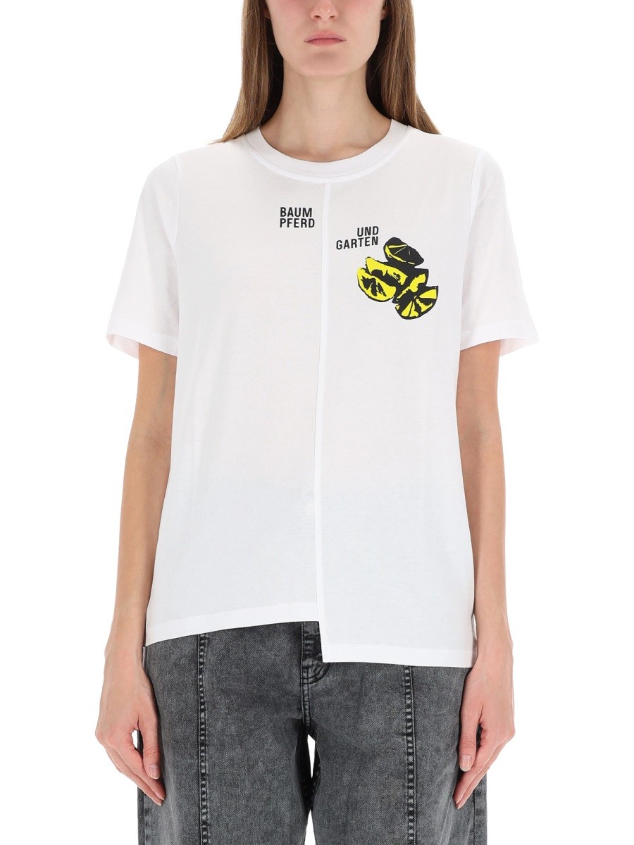 Explore the authentic BAUM UND PFERDGARTEN women's ASYMMETRICAL "JAWOS" T-SHIRT in White