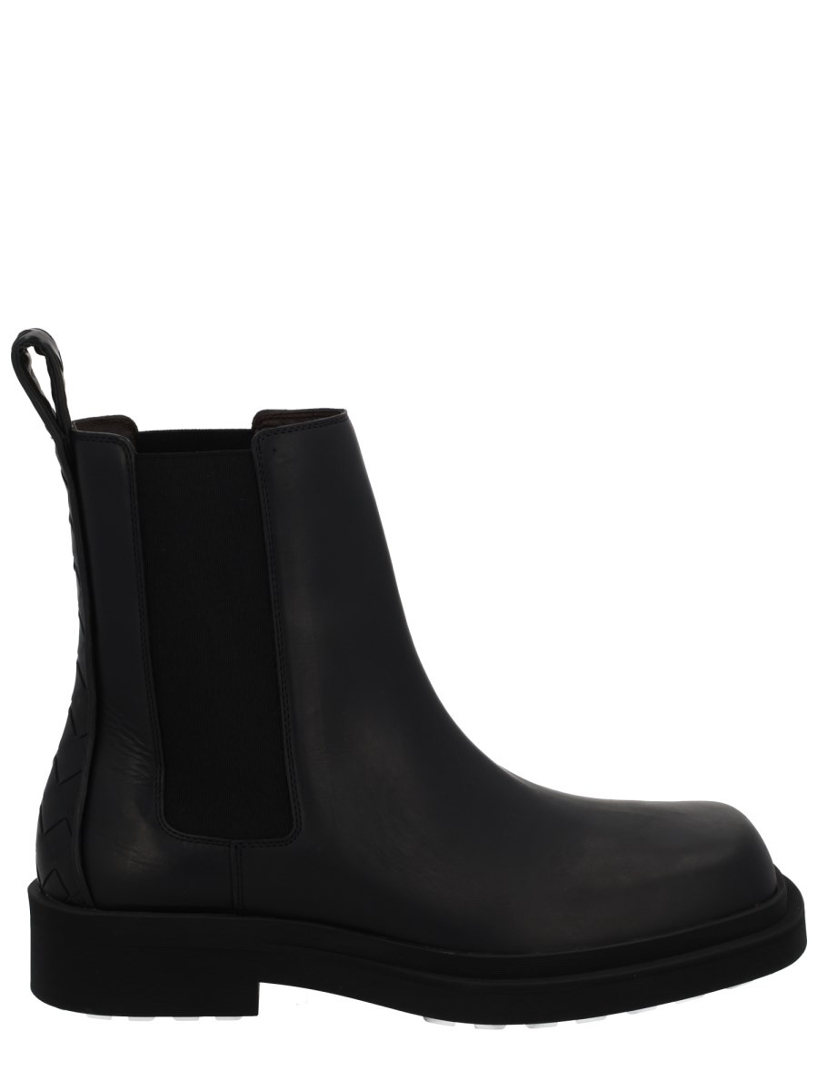 Refresh your wardrobe with the Bottega Veneta women's BOOT "CHELSEA BEN" in Black
