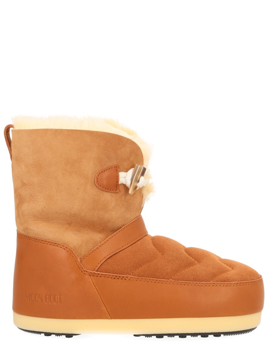 Refresh your wardrobe with the Moon Boot unisex BOOT "EVX IGLOO" in beige