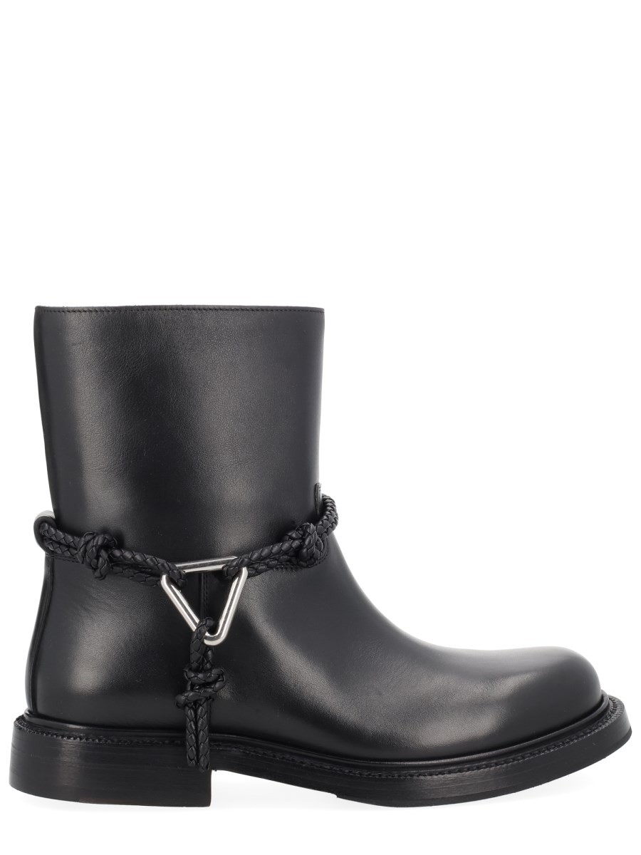 Refresh your wardrobe with the Bottega Veneta women's BOOT "JAMES" in Black