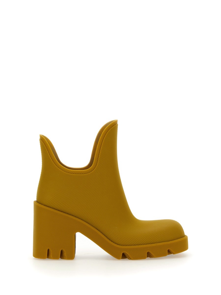 Refresh your wardrobe with the Burberry women's BOOT "MARSH" in beige