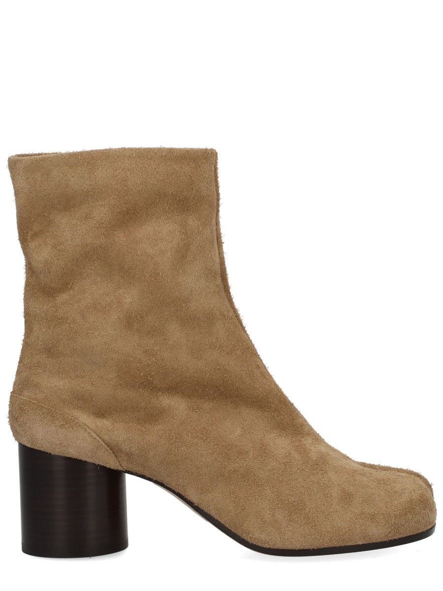Refresh your wardrobe with the Maison Margiela women's BOOT "TABI" in Brown