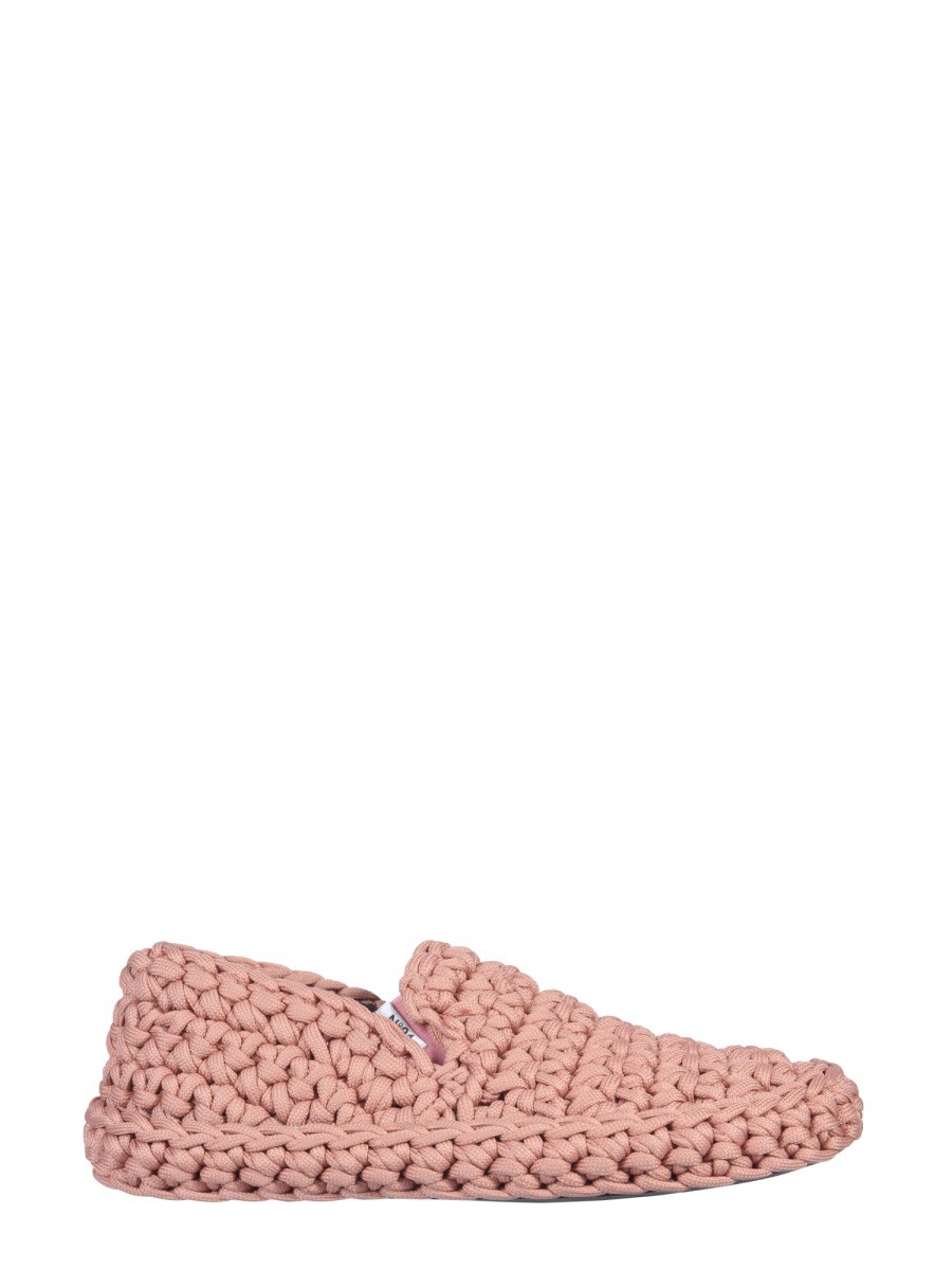Refresh your wardrobe with the N°21 women's BRAIDED WORKMANSHIP SLIP-ON in Nude