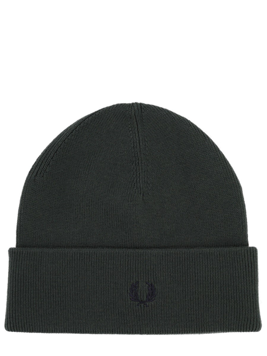 Refresh your wardrobe with the FRED PERRY men's CAP WITH LOGO in GREEN