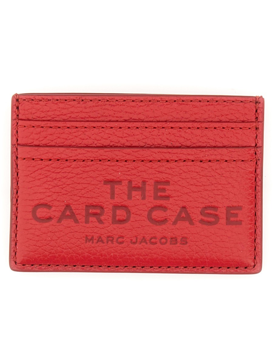Refresh your wardrobe with the Marc Jacobs women's PORTACARTE CON LOGO in Red