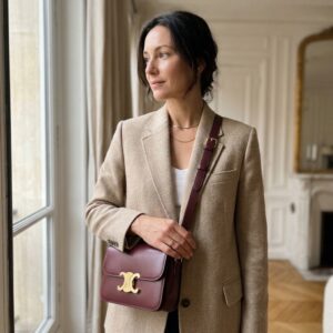 CELINE – Teen Triomphe leather crossbody bag with enameled Triomphe logo : Color - SYRAHWHITECOTTON, Size - UNI