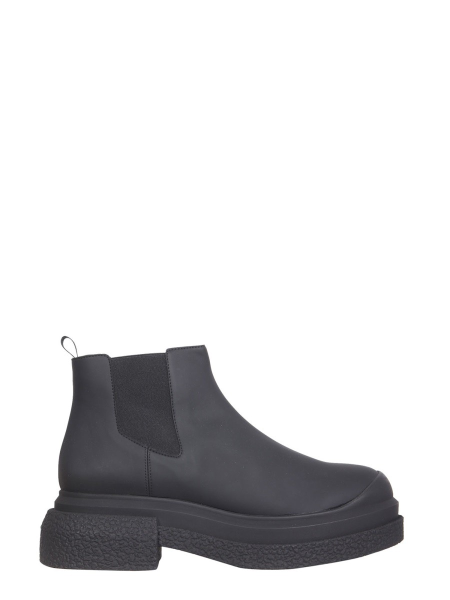 Discover the authentic Stuart Weitzman women's CHARLI BOOTS in Black