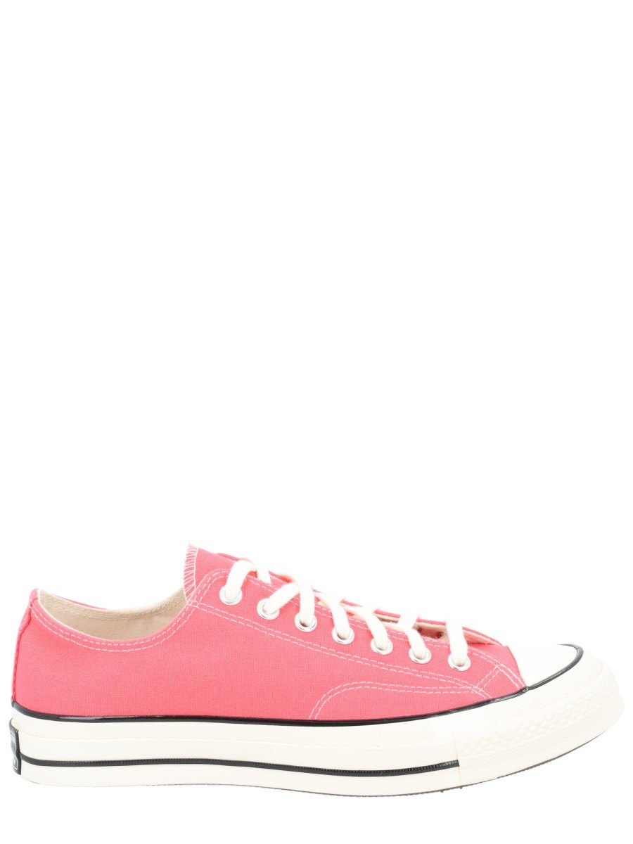 Refresh your wardrobe with the Converse unisex CHUCK 70" SNEAKER in Pink