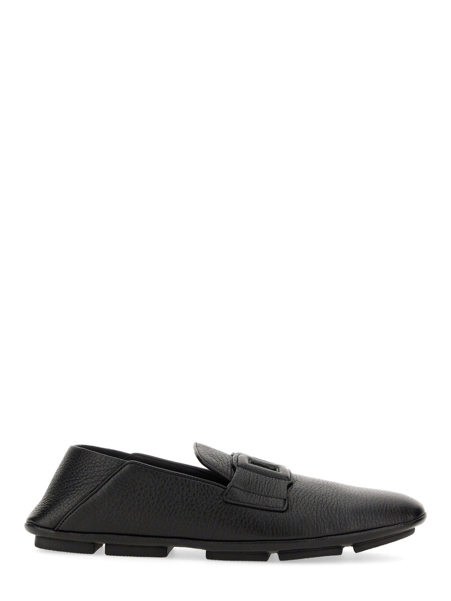 Refresh your wardrobe with the Dolce & Gabbana men's DRIVER WITH LOGO in Black