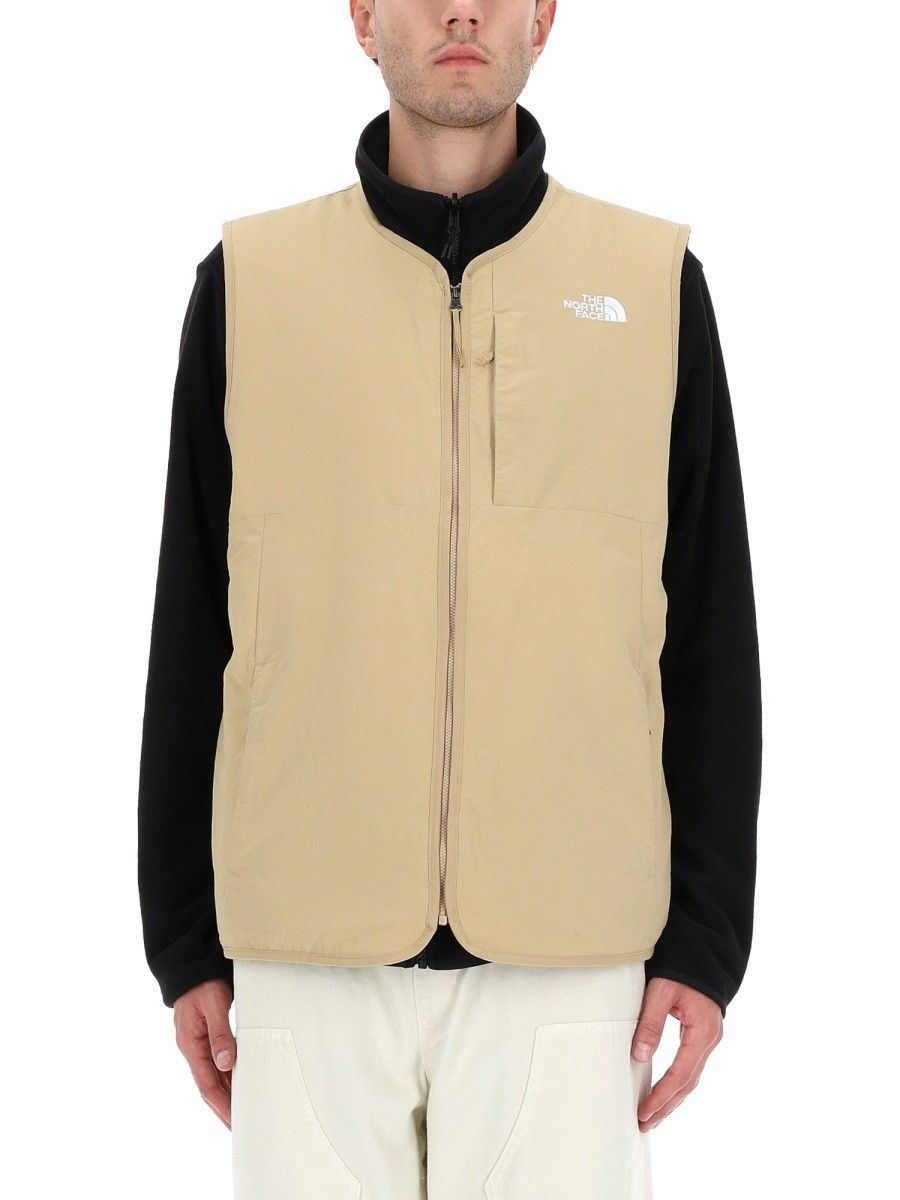 Explore the authentic The North Face men's "ILTI LINER" VEST in beige