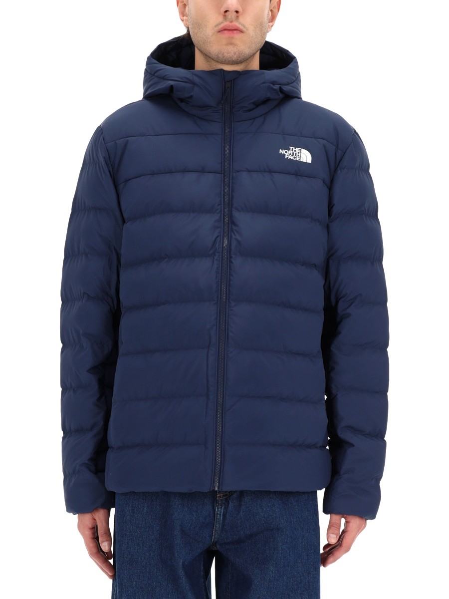 Refresh your wardrobe with the The North Face men's JACKET WITH LOGO in Blue