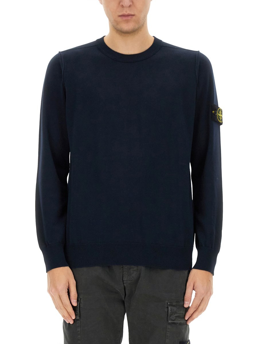 Elevate your look with the Stone Island men's JERSEY WITH LOGO in Blue