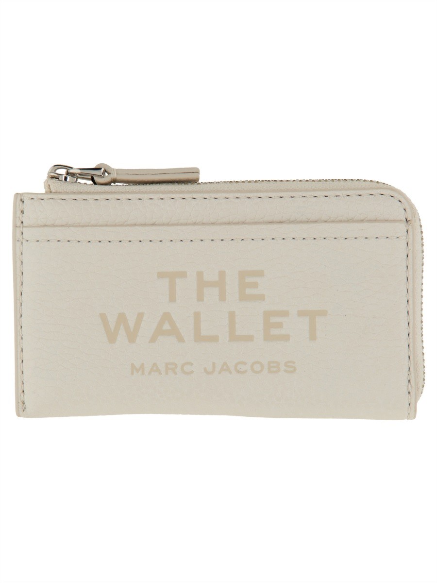 Refresh your wardrobe with the Marc Jacobs women's LEATHER CARD HOLDER in White