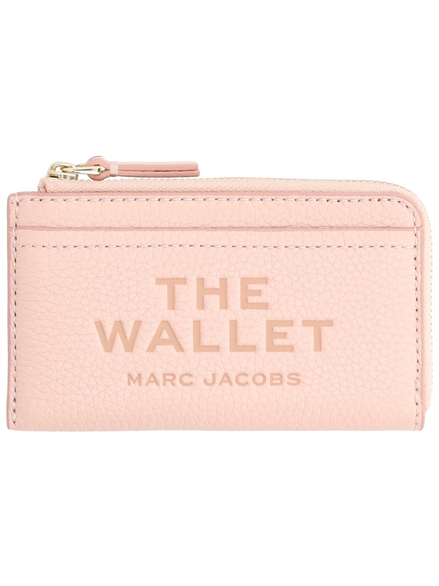 Refresh your wardrobe with the Marc Jacobs women's LEATHER CARD HOLDER in Pink