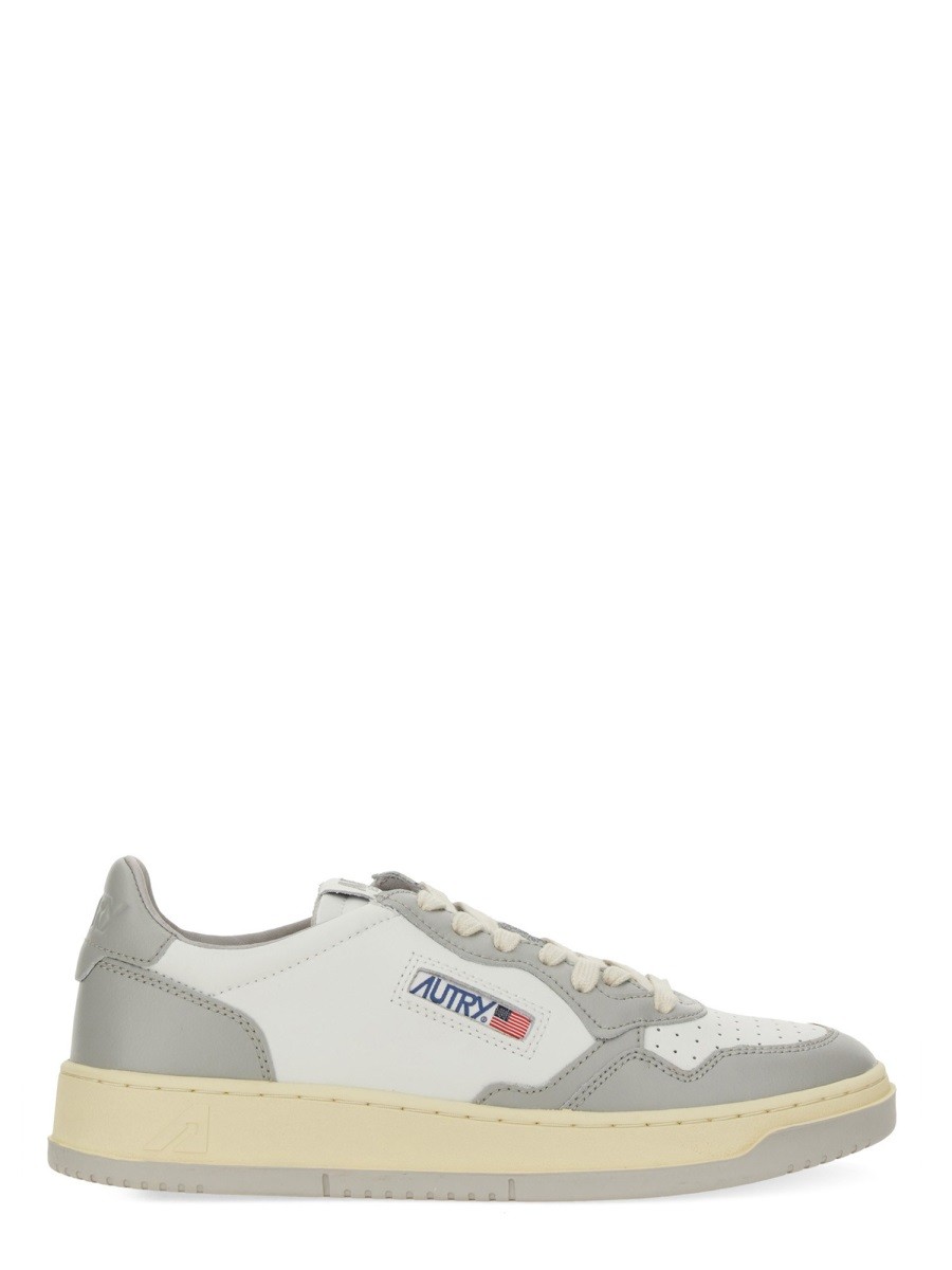 Refresh your wardrobe with the Autry men's "MEDALIST LOW" SNEAKER in White
