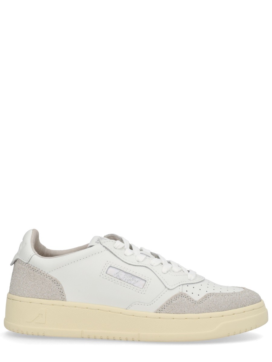 Discover the authentic Autry women's "MEDALIST LOW" SNEAKER in White