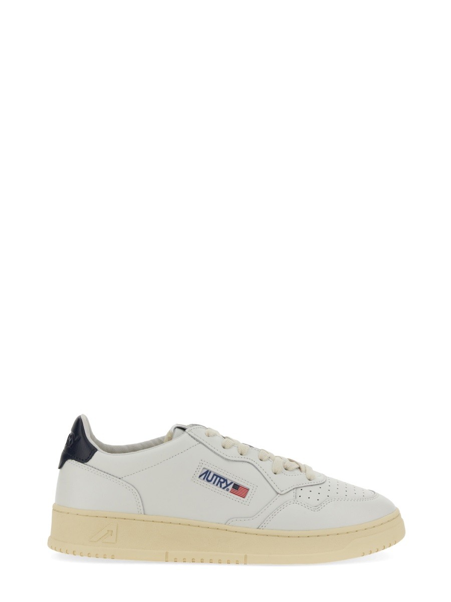 Refresh your wardrobe with the Autry men's SNEAKER "MEDALIST LOW" in White