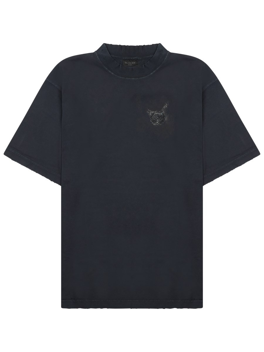 Refresh your wardrobe with the Balenciaga unisex MEDIUM FIT T-SHIRT in Black