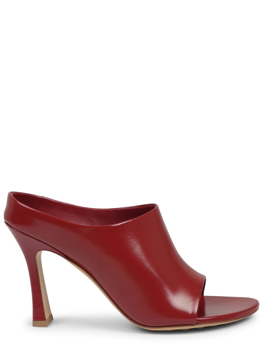 Refresh your wardrobe with the Bottega Veneta women's MULE SHOE "FROG" in Red