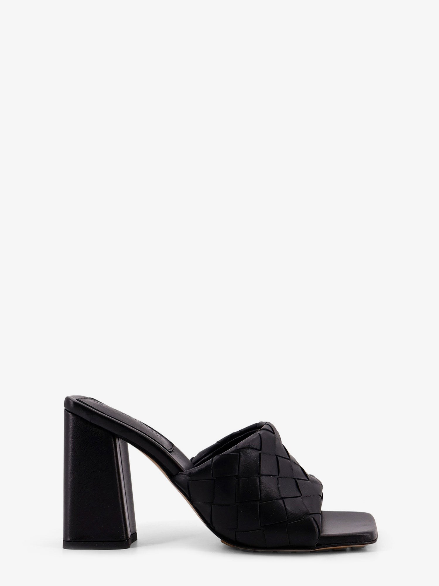 Discover the authentic Bottega Veneta women's Parco letaher sandals in Black
