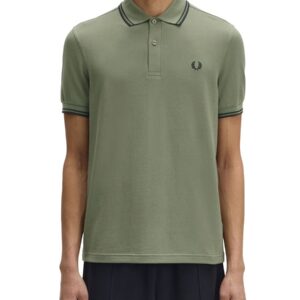 Discover the authentic FRED PERRY men's POLO WITH LOGO in GREEN