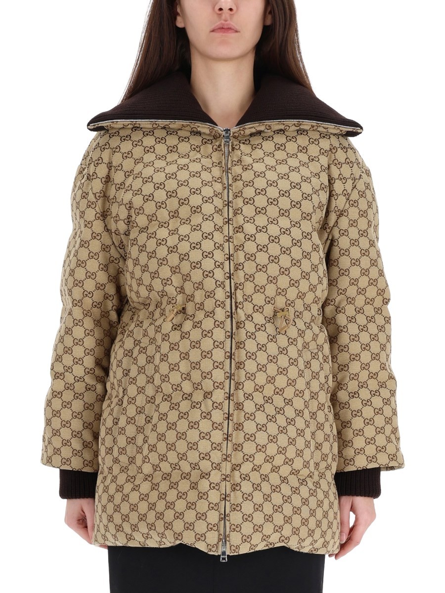 Elevate your look with the Gucci women's QUILTED DOWN JACKET in beige