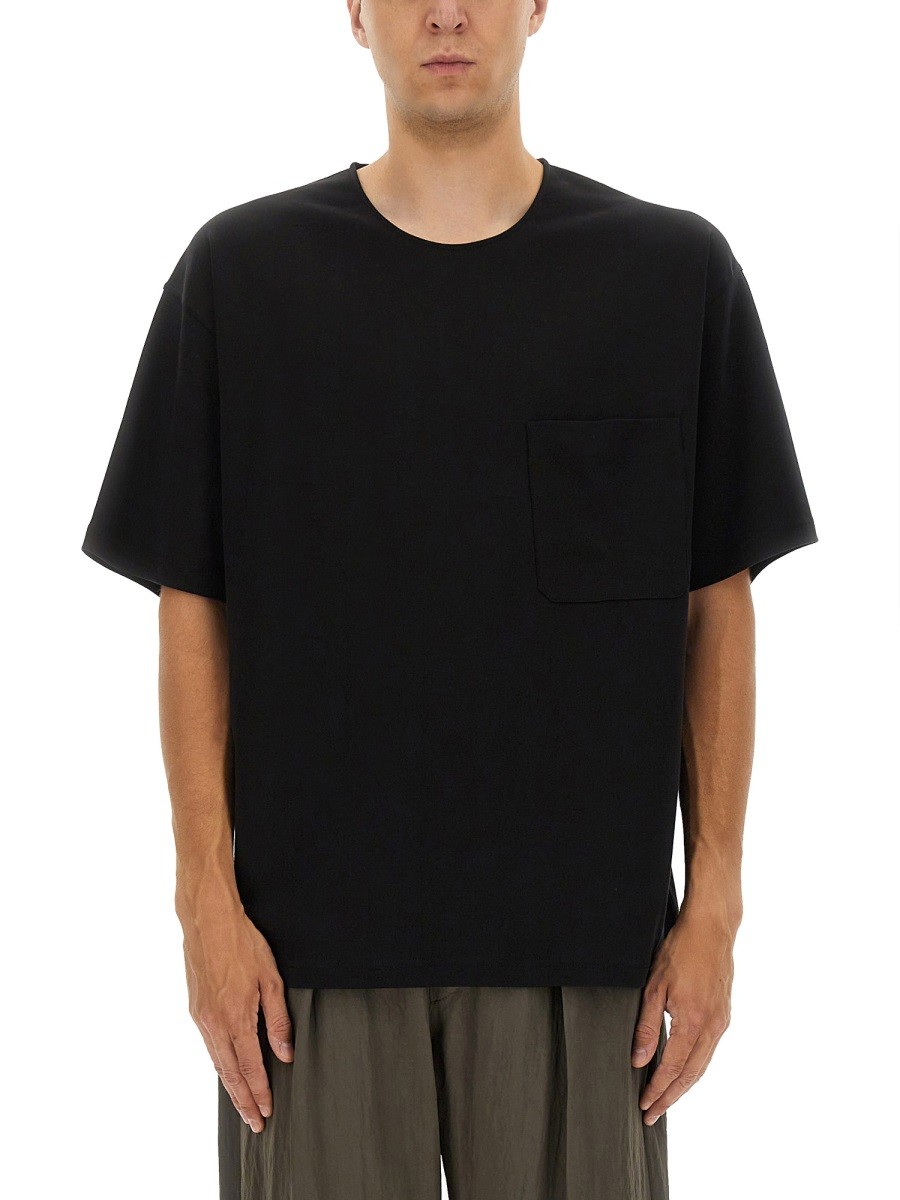 Refresh your wardrobe with the LEMAIRE men's RELAXED FIT T-SHIRT in Black