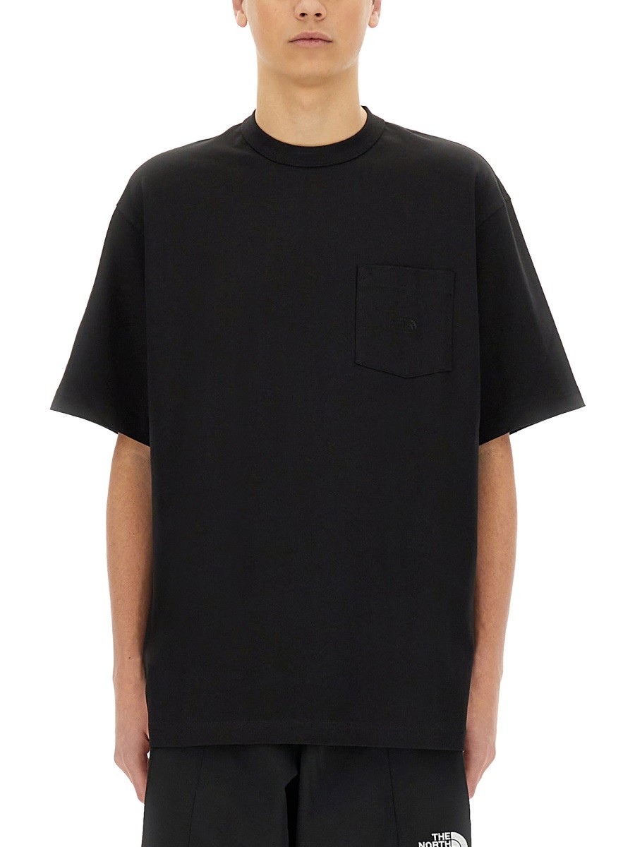 Explore the authentic The North Face men's RELAXED FIT T-SHIRT in Black