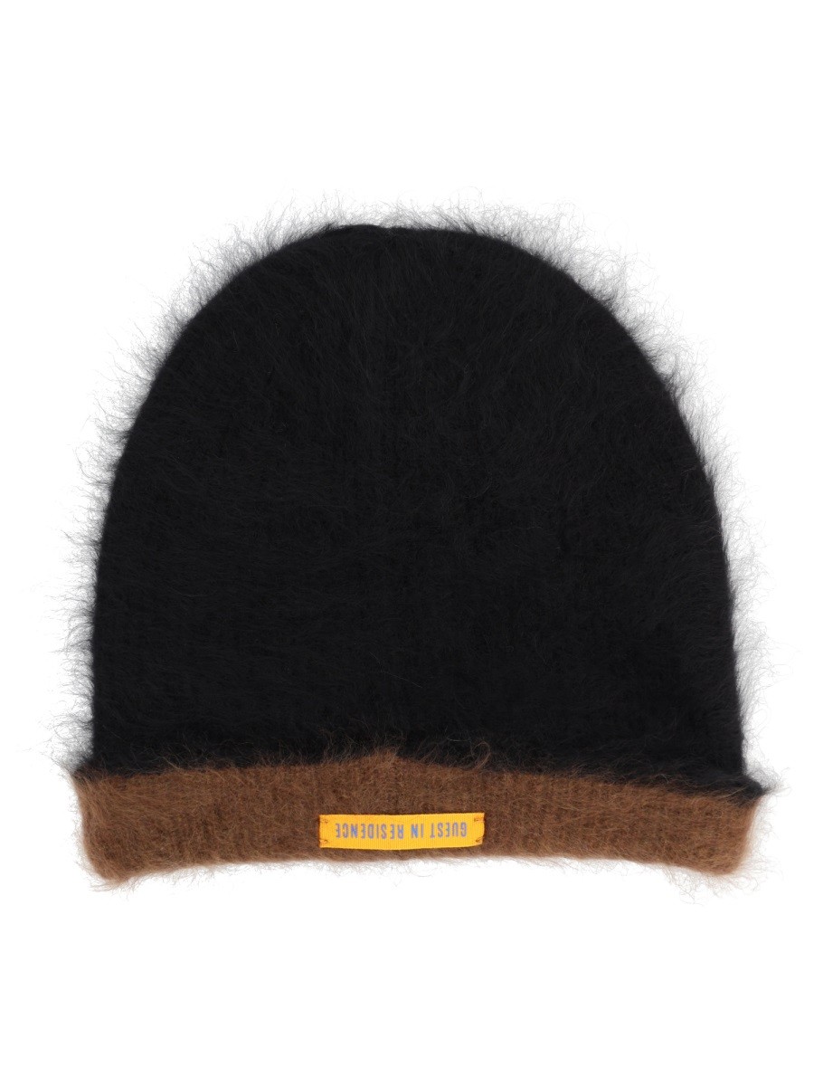 Refresh your wardrobe with the GUEST IN RESIDENCE women's REVERSIBLE CAP in Black