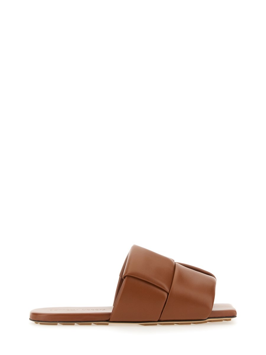 Refresh your wardrobe with the Bottega Veneta women's SANDAL MULE PATCH in Brown