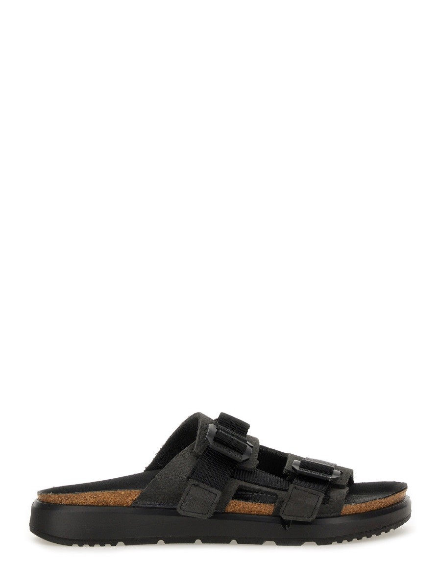 Refresh your wardrobe with the Birkenstock unisex SANDAL "SHINJUKU" in Black