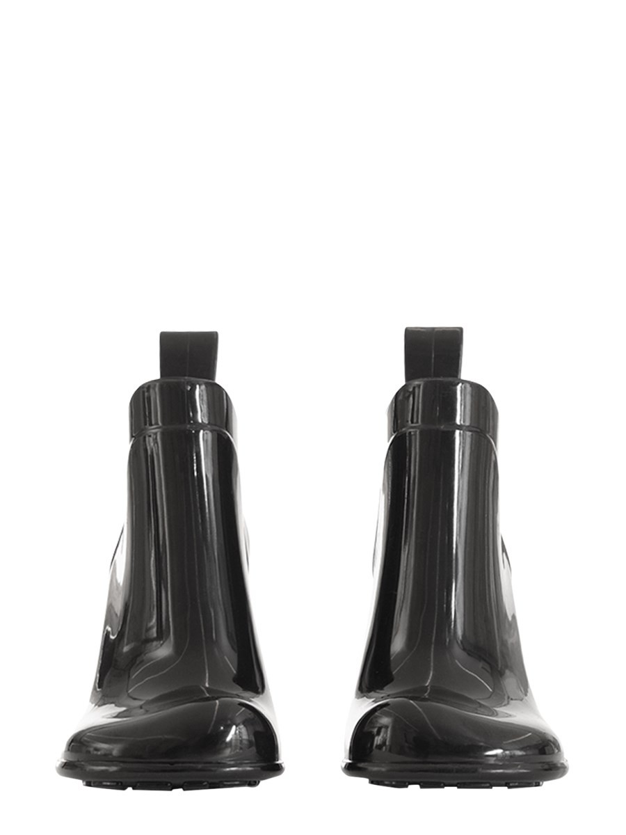 designed for dependable everyday comfort and versatile modern style.