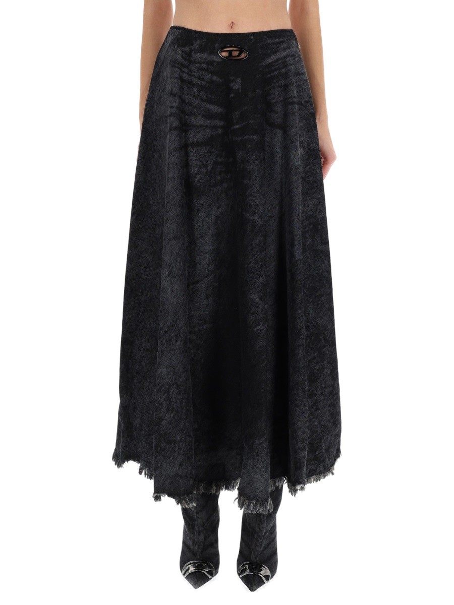 Refresh your wardrobe with the Diesel women's SKIRT "DE-HANNIE-FSH" in Black