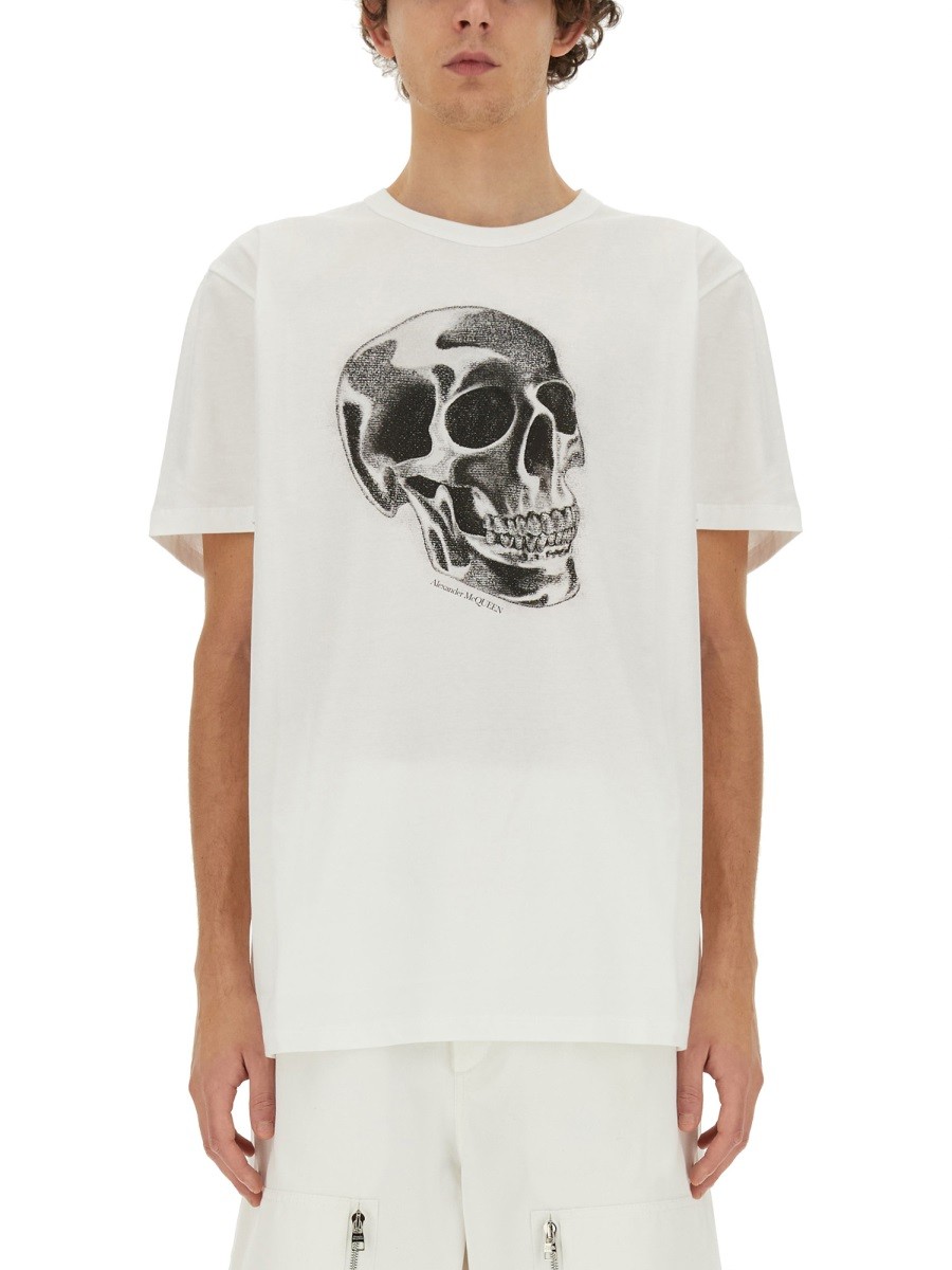 Explore the authentic Alexander Mcqueen men's SKULL PRINT T-SHIRT in White