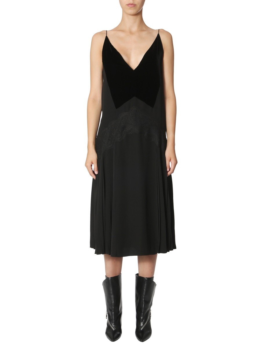 Refresh your wardrobe with the Givenchy women's SLEEVELESS DRESS in Black
