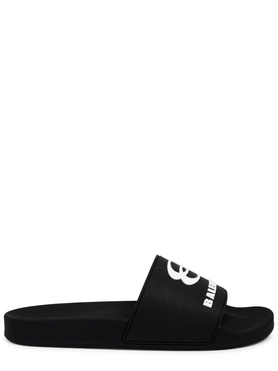 Refresh your wardrobe with the Balenciaga men's SLIP-ON SANDAL WITH LOGO in Black