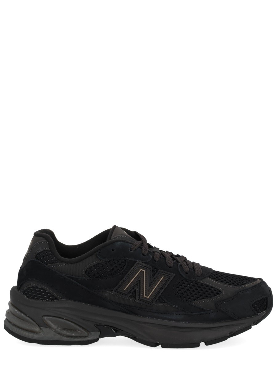 Refresh your wardrobe with the New Balance unisex SNEAKER "U2010" in Black