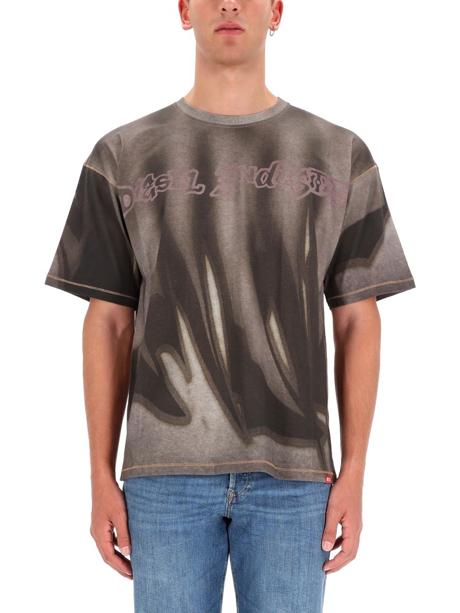 Refresh your wardrobe with the Diesel men's T-SHIRT "T-BOXT-SHOW-V2" in Grey