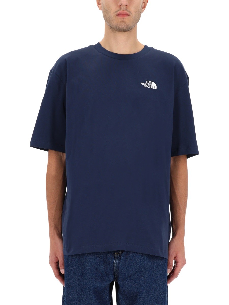 Refresh your wardrobe with the The North Face men's T-SHIRT WITH LOGO in Blue