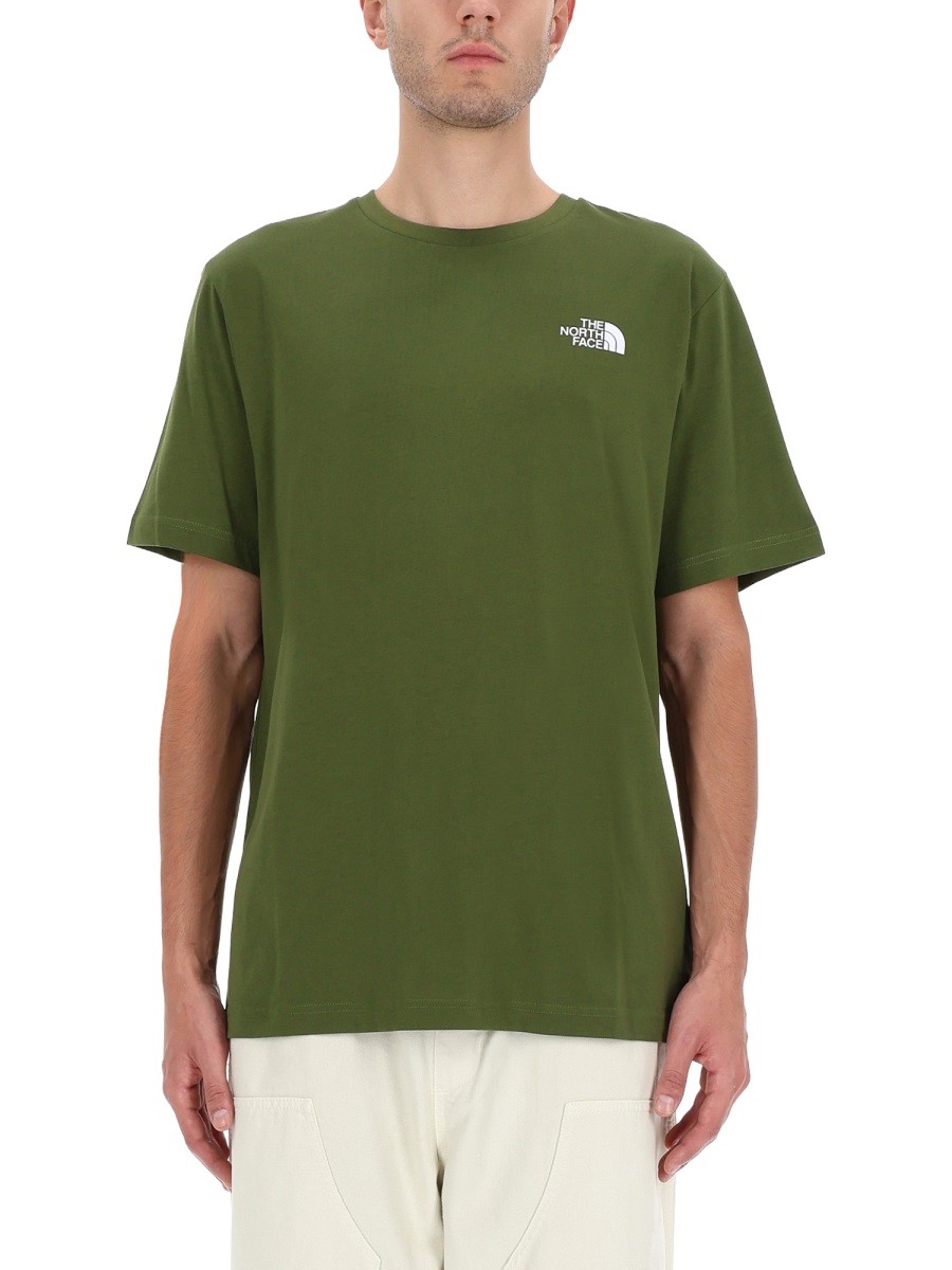Refresh your wardrobe with the The North Face men's T-SHIRT WITH LOGO in GREEN