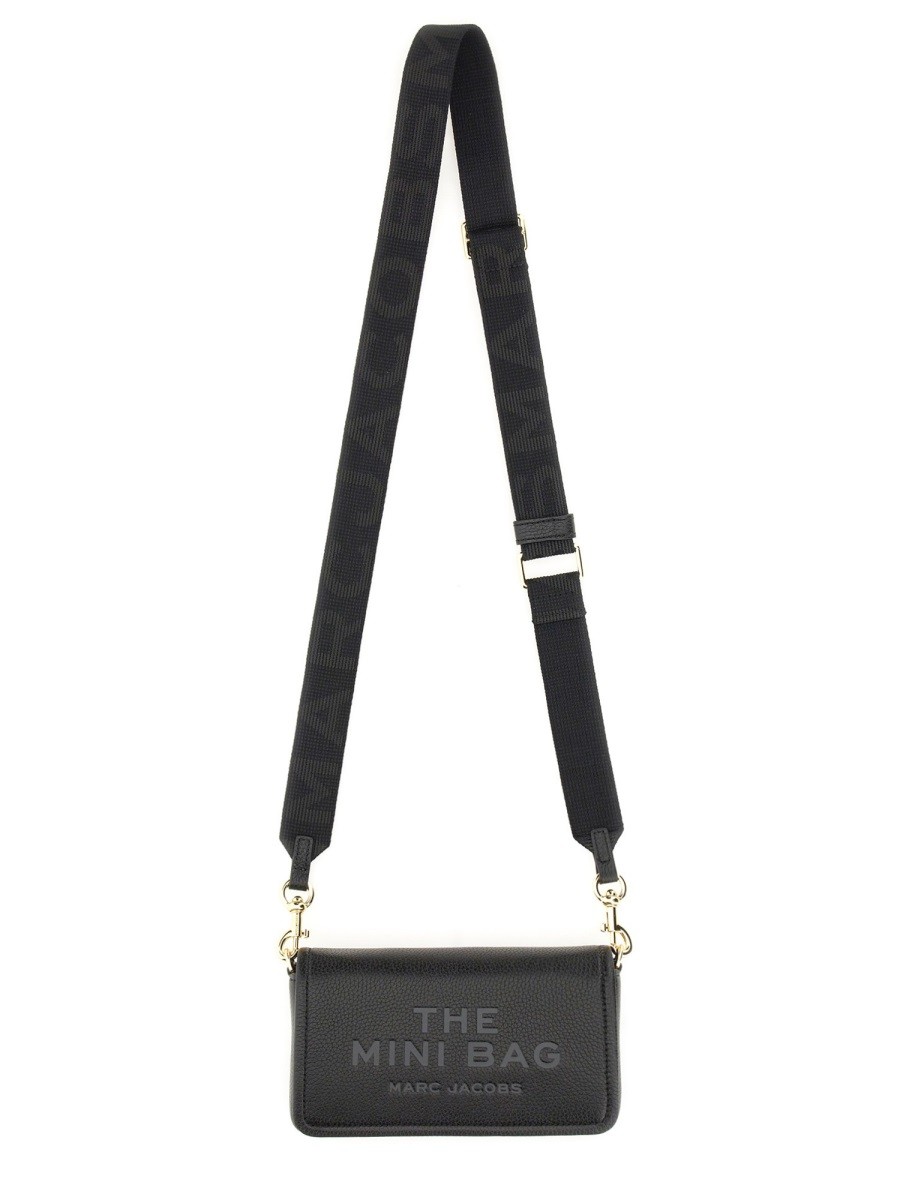Refresh your wardrobe with the Marc Jacobs women's BORSA "THE MINI BAG" in Black