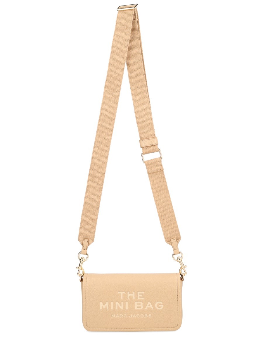 Refresh your wardrobe with the Marc Jacobs women's BORSA "THE MINI BAG" in beige