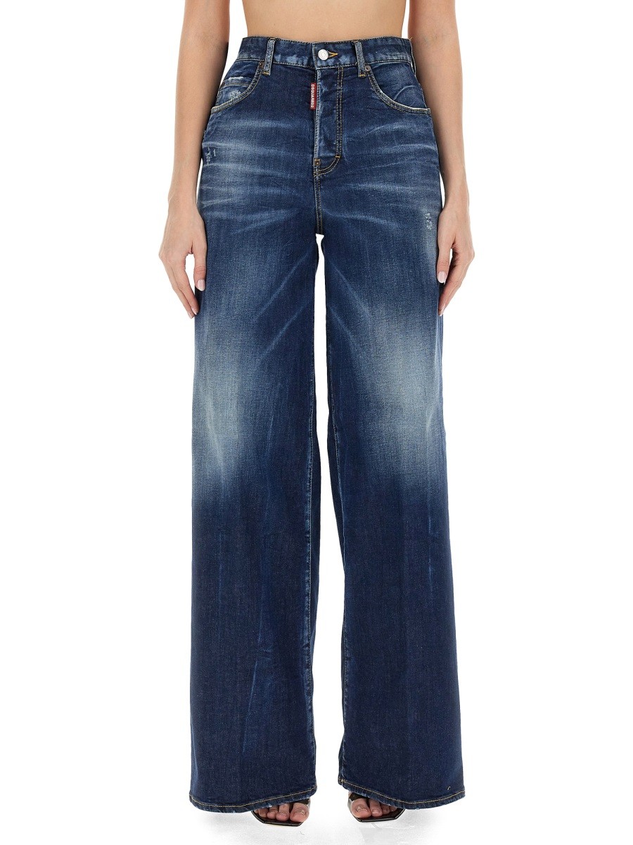 Refresh your wardrobe with the Dsquared2 women's "TRAVELLER" JEANS in DENIM