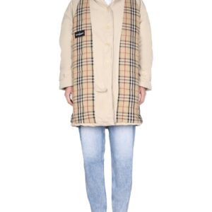 Refresh your wardrobe with the 1/OFF unisex TRENCH REMADE BURBERRY in beige